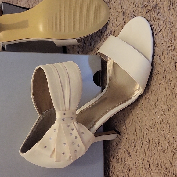Ivory heels - Picture 2 of 3